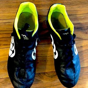 Sport shoes with cleats